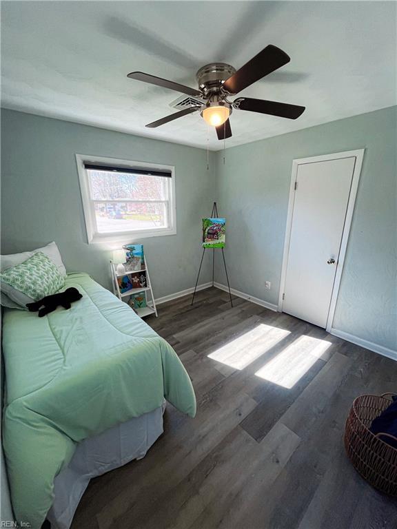 bedroom with ceiling fan, baseboards, and wood finished floors