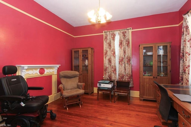 sitting room with dark wood-type flooring and a notable chandelier