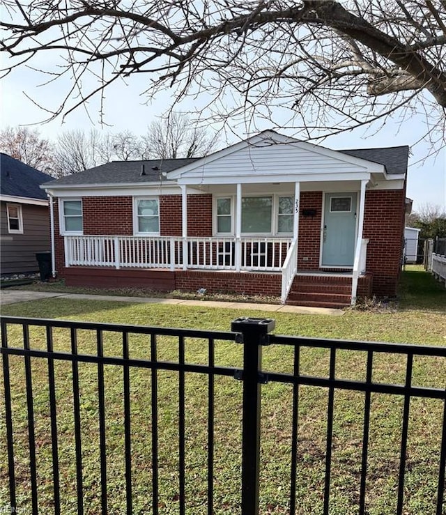 view of front of home featuring a front lawn