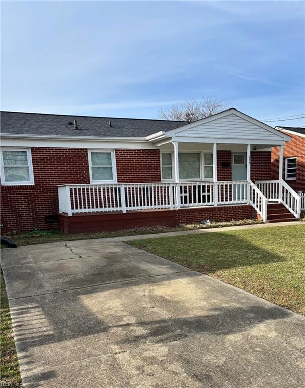 view of front of home featuring a front lawn