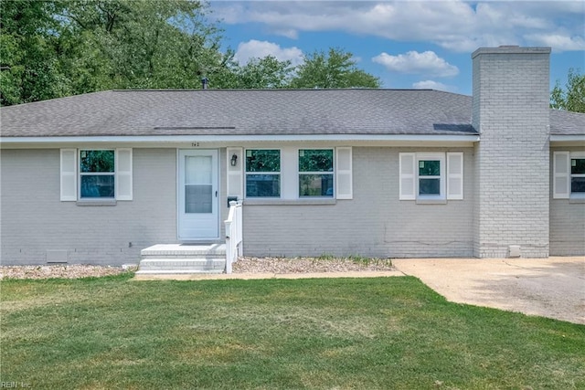 ranch-style home featuring a front lawn