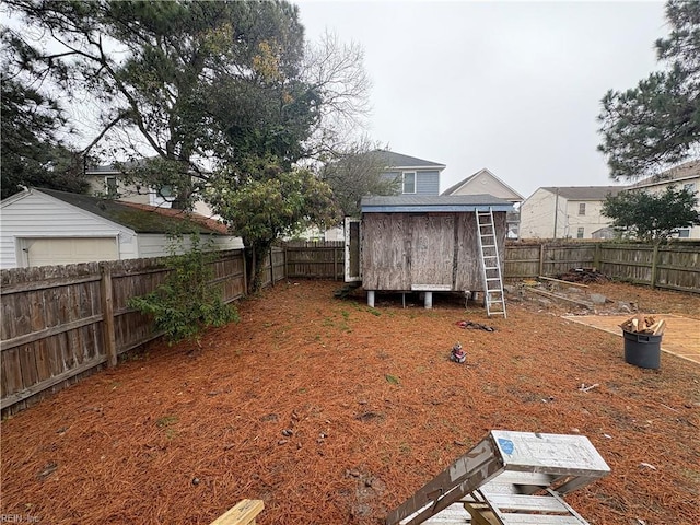 view of yard featuring an outdoor structure