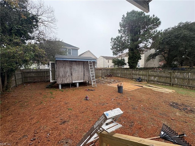 view of yard featuring a storage shed