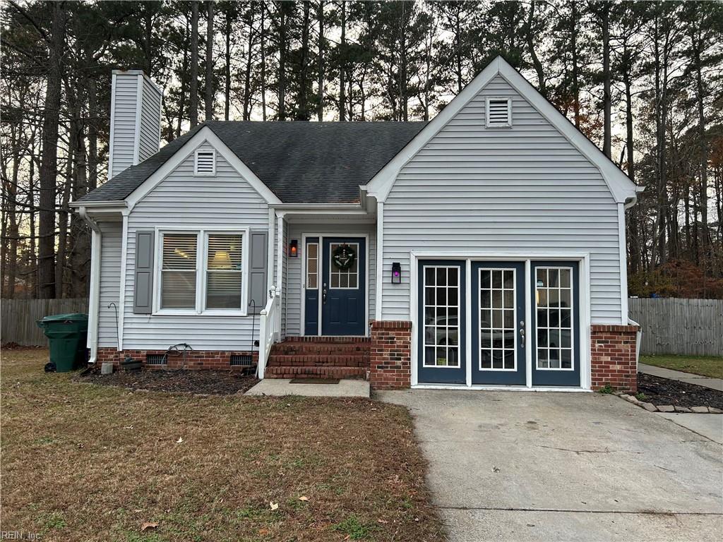 view of front facade featuring a front yard