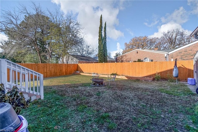 view of yard featuring an outdoor fire pit