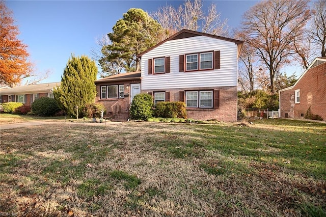 split level home with a front lawn