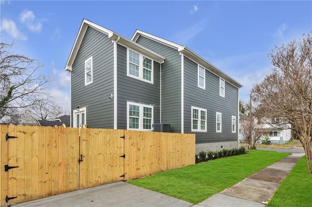 view of front of home featuring a front lawn