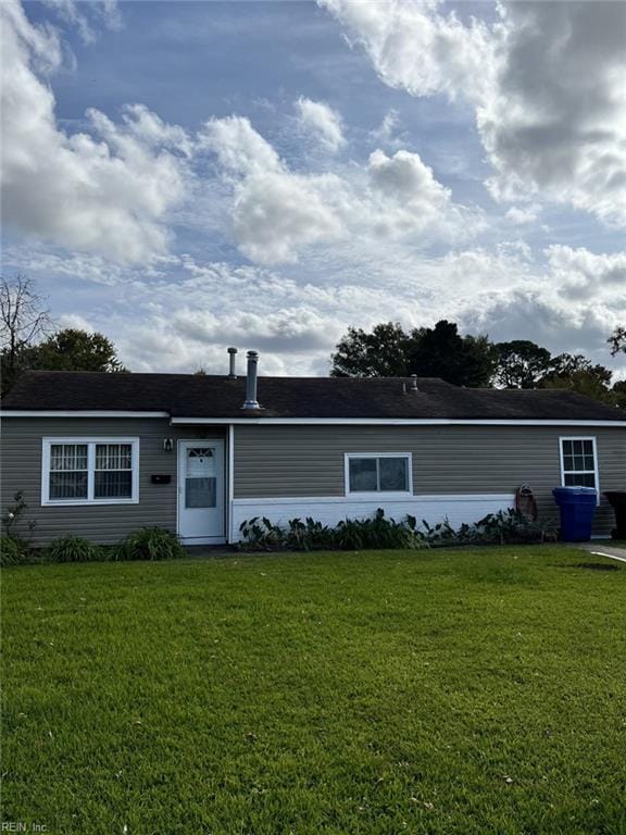 single story home with a front yard