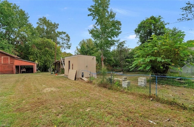 view of yard featuring an outdoor structure