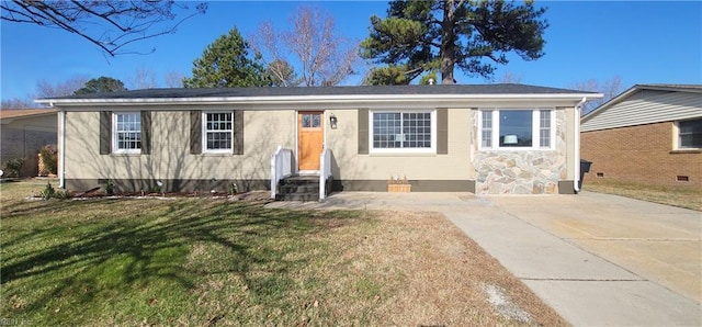 view of front of home featuring a front lawn