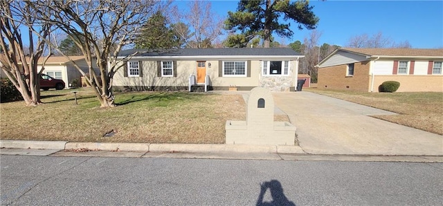 single story home featuring a front yard