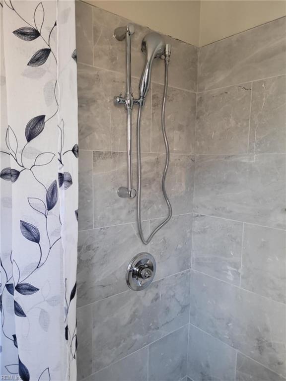 details with a shower with curtain