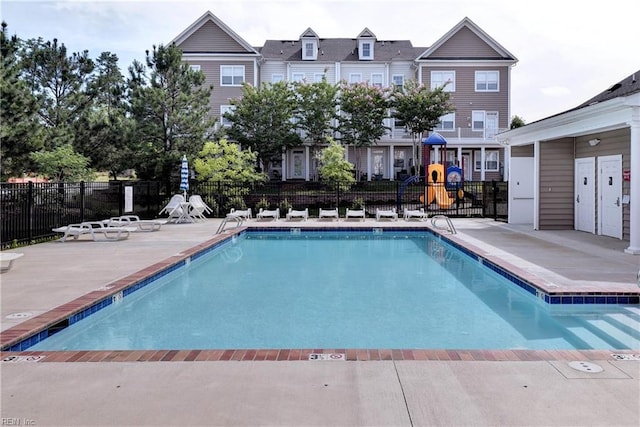 view of swimming pool