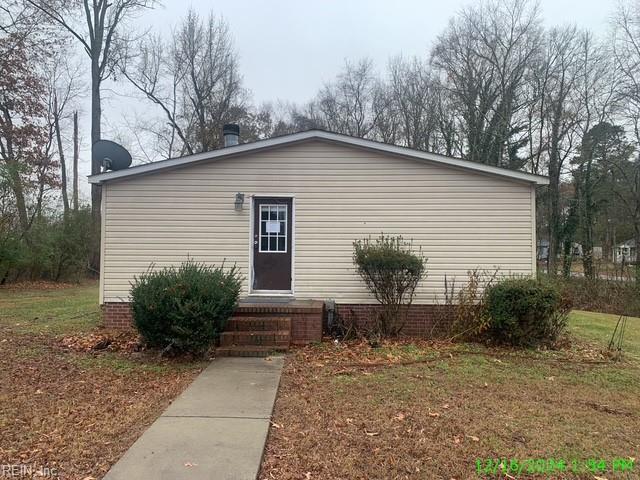 view of front of home with a front lawn