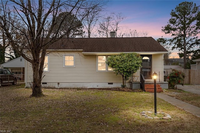 view of front of property featuring a yard