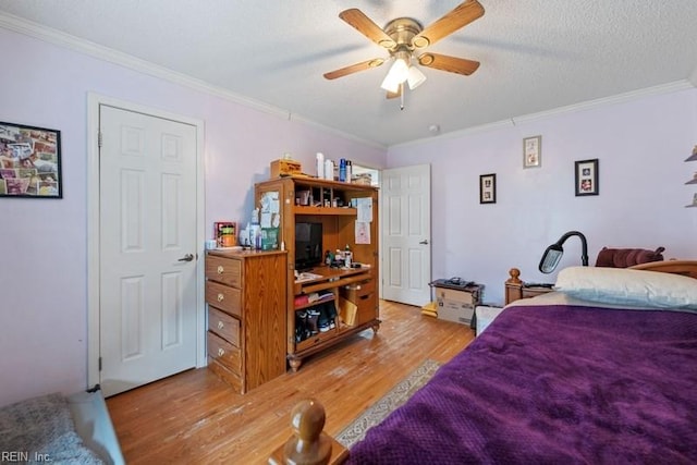 bedroom with ceiling fan, light hardwood / wood-style flooring, a textured ceiling, and ornamental molding