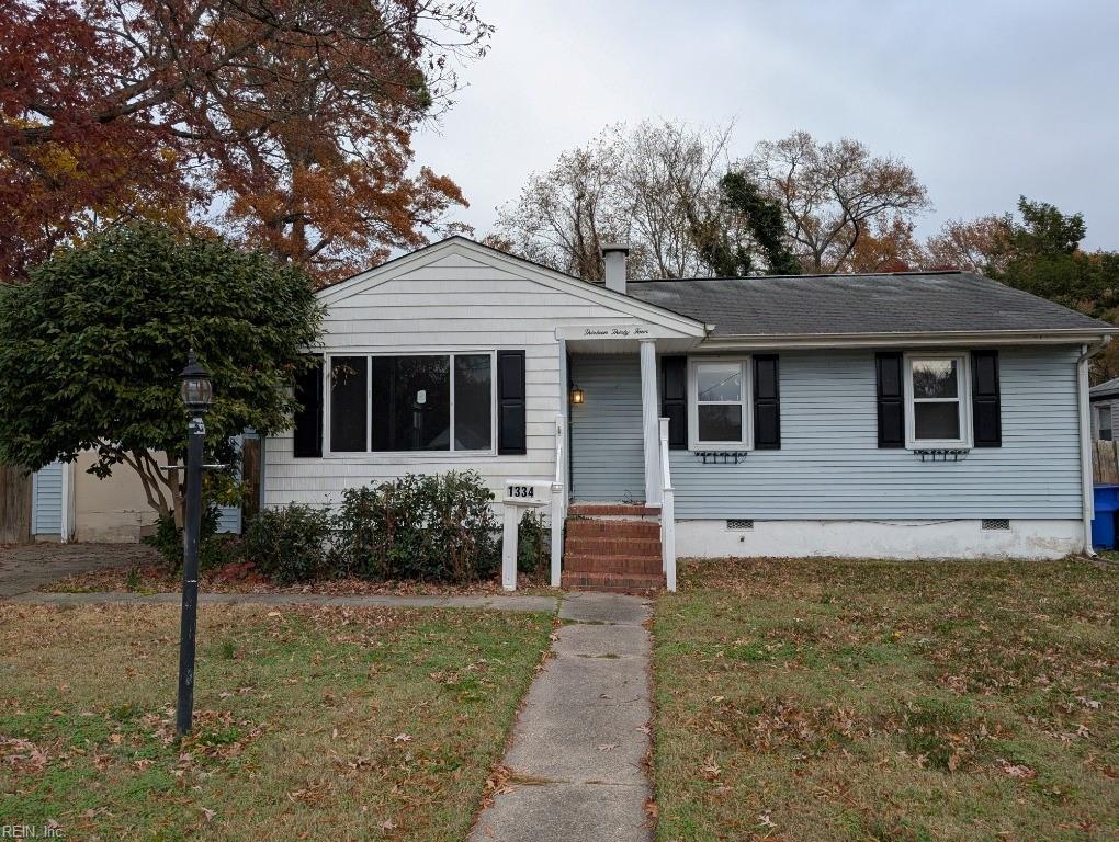 view of front of home with a front lawn