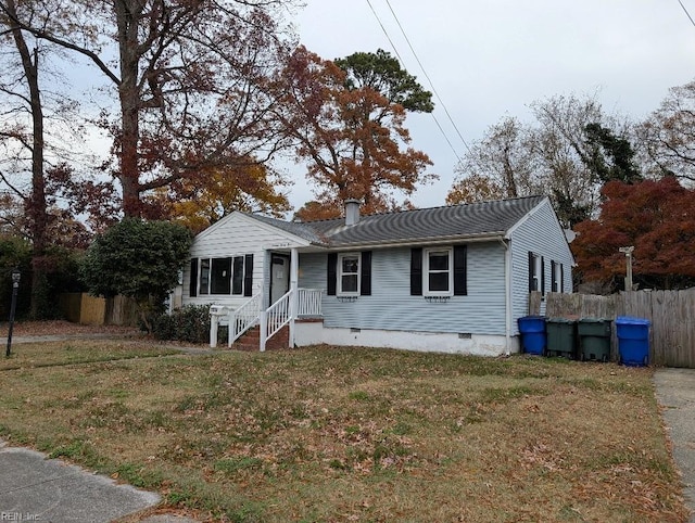 view of front of property featuring a front yard