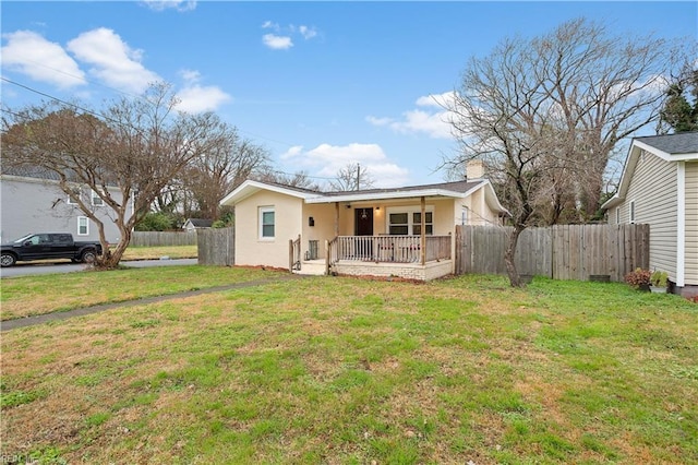 view of front of property featuring a porch and a front lawn