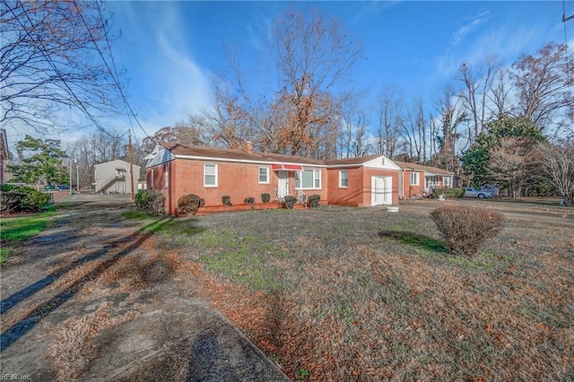 single story home featuring a front lawn