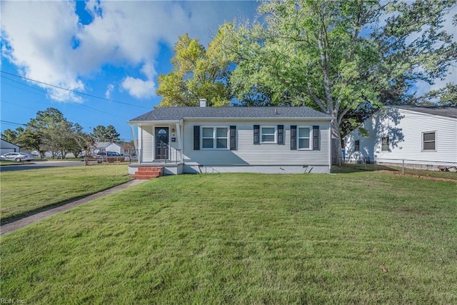 view of front of property featuring a front lawn