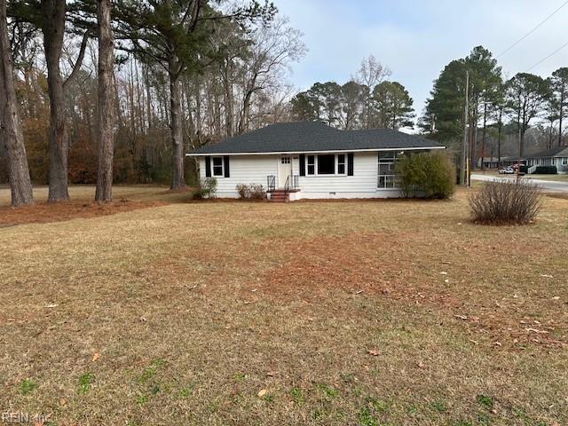 view of front facade with a front lawn