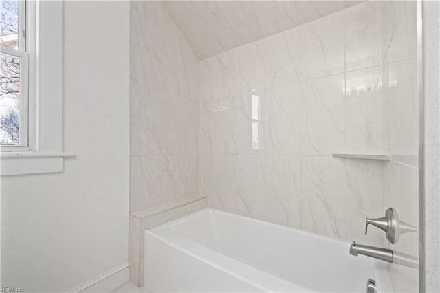 bathroom with tiled shower / bath combo