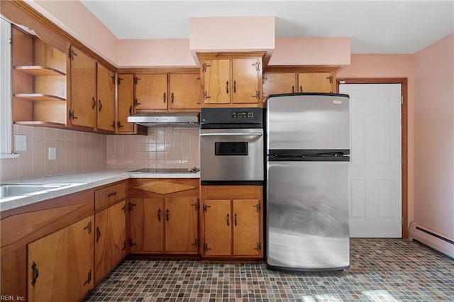 kitchen featuring sink, baseboard heating, stainless steel appliances, and tasteful backsplash