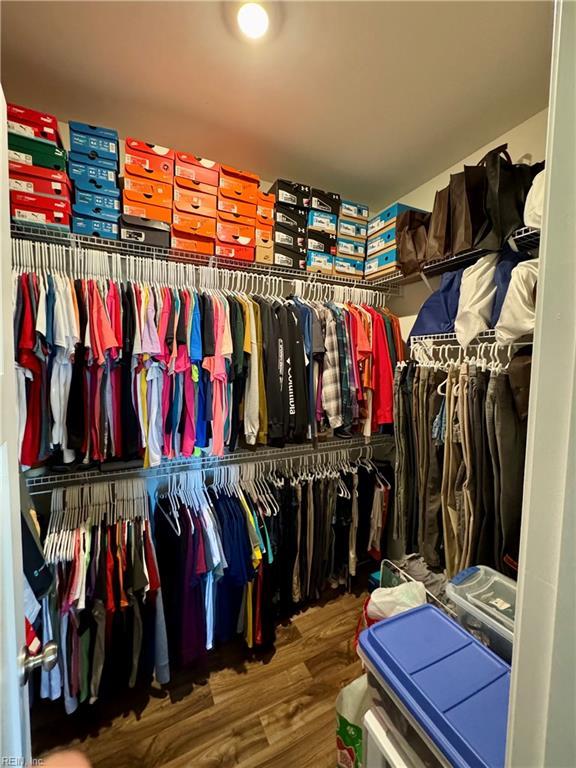 walk in closet with hardwood / wood-style floors