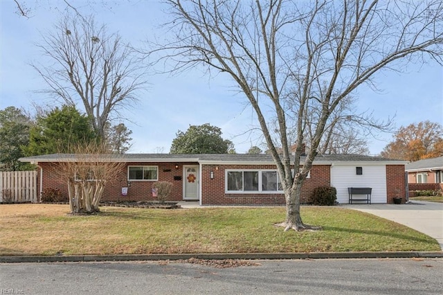 ranch-style house featuring a front yard