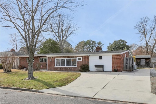 single story home featuring a front yard