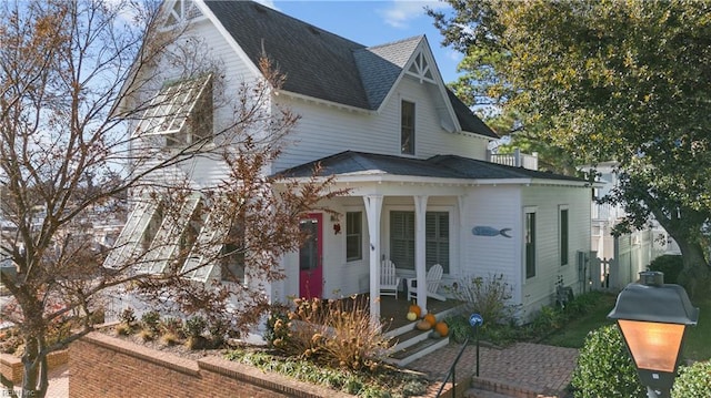 view of front of property featuring a porch