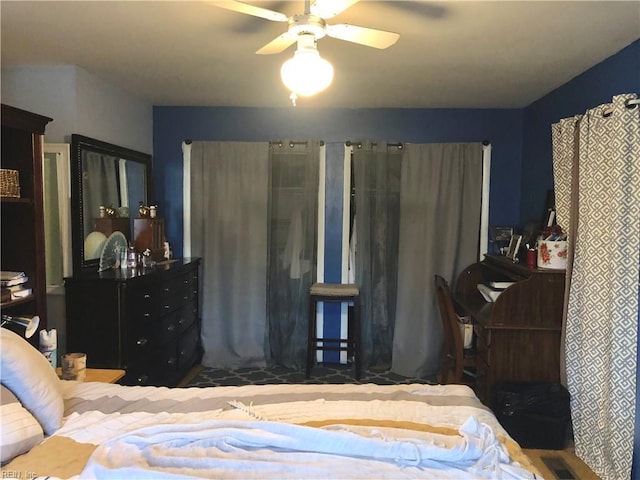 bedroom with ceiling fan