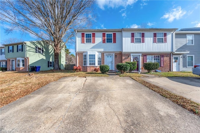 townhome / multi-family property with a front yard