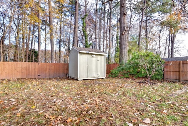 view of yard with a storage shed