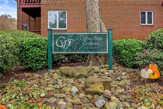 view of community / neighborhood sign