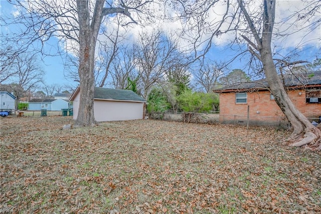 view of yard featuring a shed