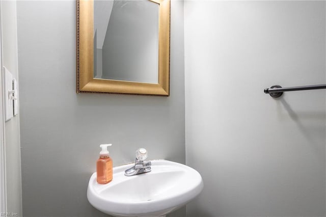 bathroom featuring sink