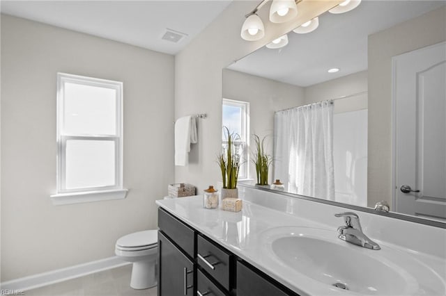 bathroom featuring a shower with curtain, vanity, and toilet