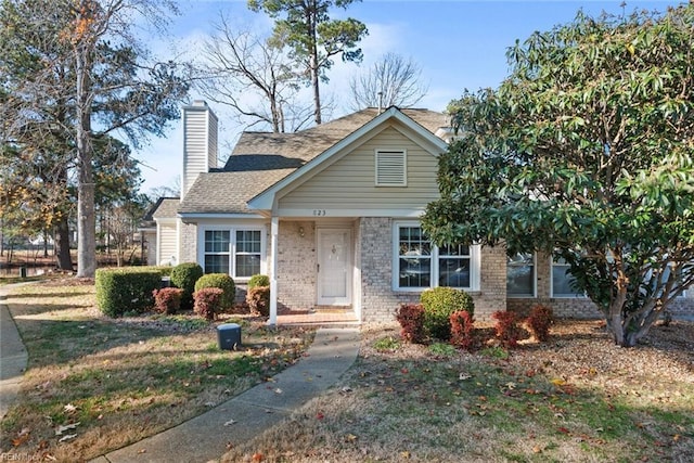 view of front of property with a front yard