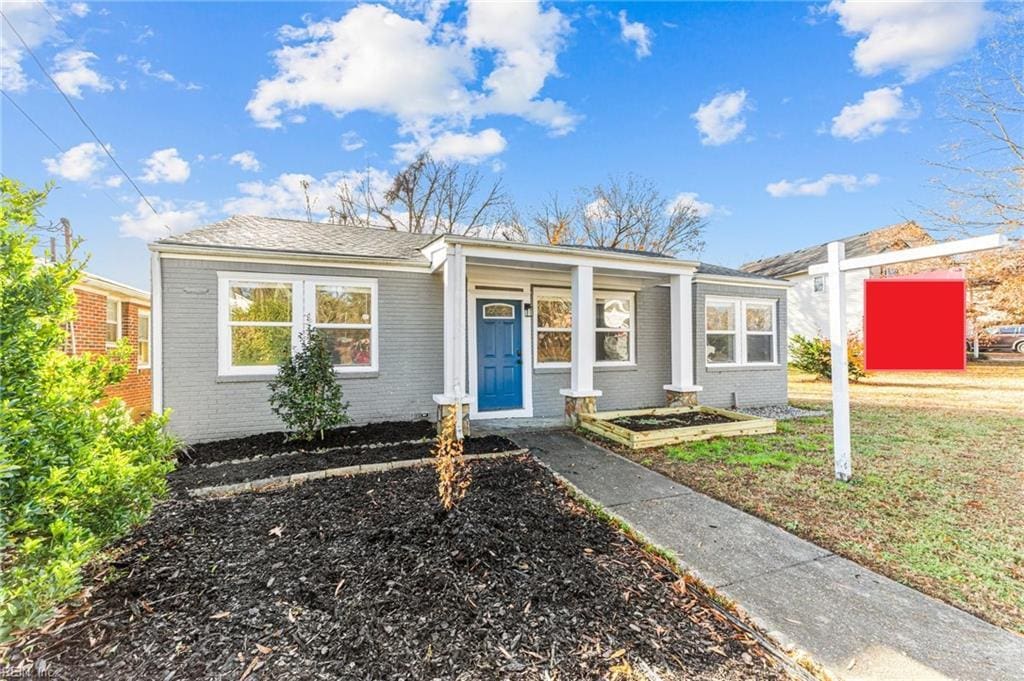 single story home featuring a front yard