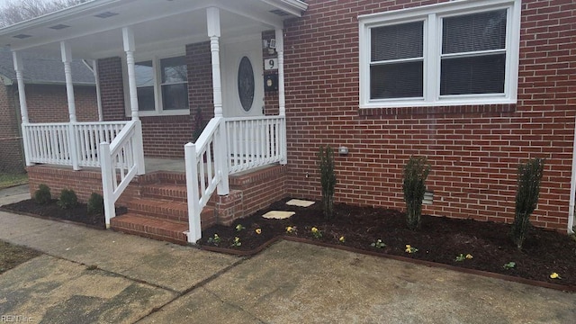 property entrance featuring a porch