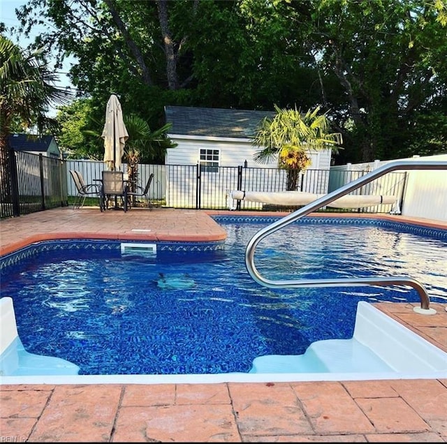 view of swimming pool