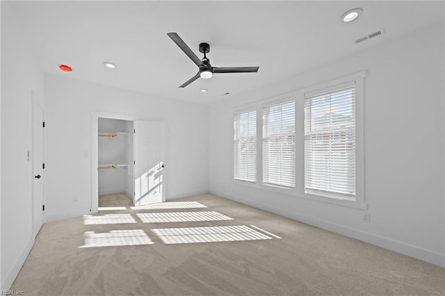 carpeted empty room featuring ceiling fan