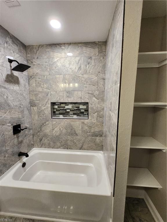 bathroom with tiled shower / bath combo