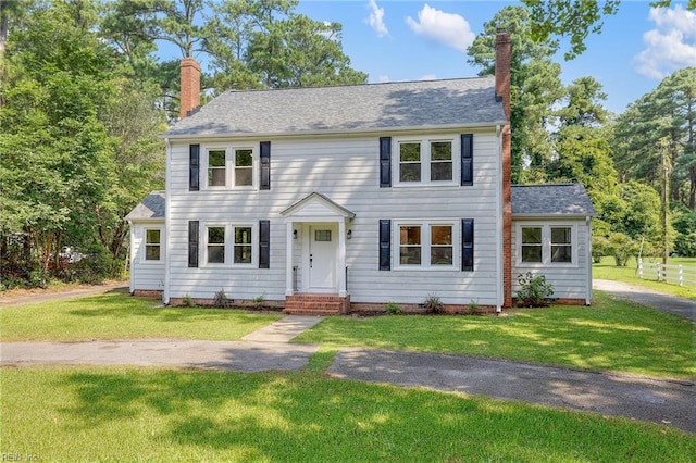 colonial house featuring a front yard