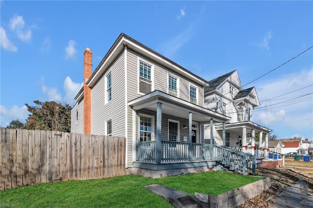 view of front of house featuring covered porch and a front yard