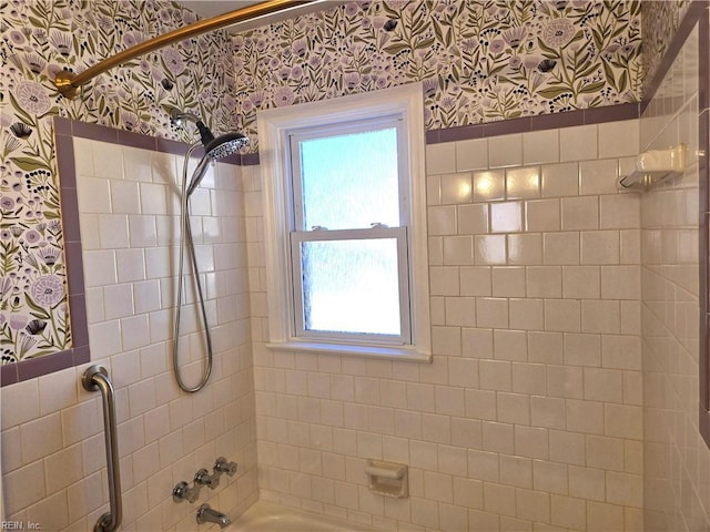 bathroom featuring tiled shower / bath