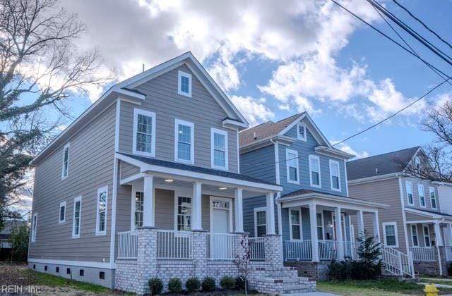 view of front of property featuring covered porch