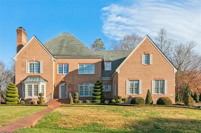 view of front of property featuring a front yard